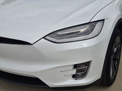 Used 2018 Tesla Model X 75D image 9