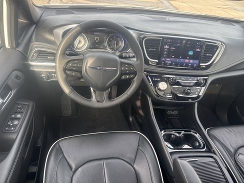 Used 2025 Chrysler Pacifica Limited FWD image 27