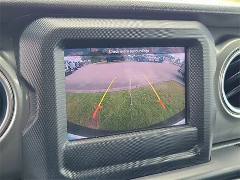 Used 2019 Jeep Wrangler Unlimited Sahara image 29