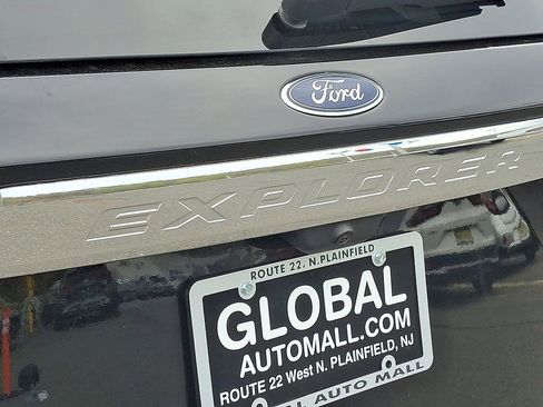 Used 2023 Ford Explorer XLT image 29