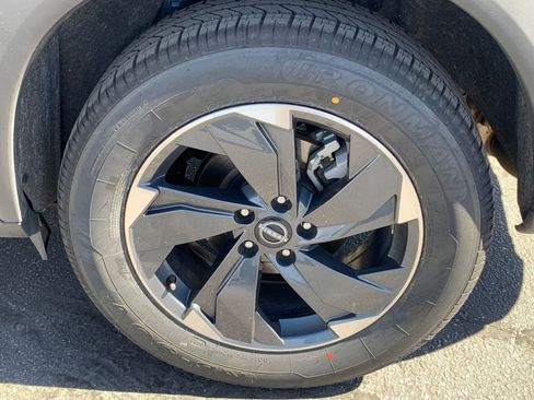 Used 2025 Nissan Rogue SV image 32