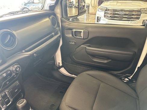 Used 2023 Jeep Gladiator Sport image 23