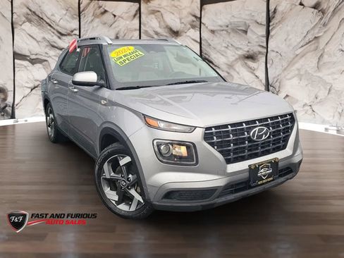 Used 2024 Hyundai Venue SEL FWD image 1