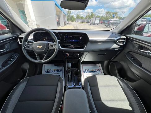 Used 2025 Chevrolet TrailBlazer LT FWD image 2