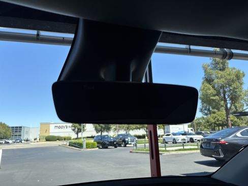 Used 2022 Tesla Model Y Long Range AWD/4WD image 25