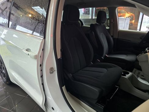 Used 2023 Chrysler Voyager LX FWD image 14