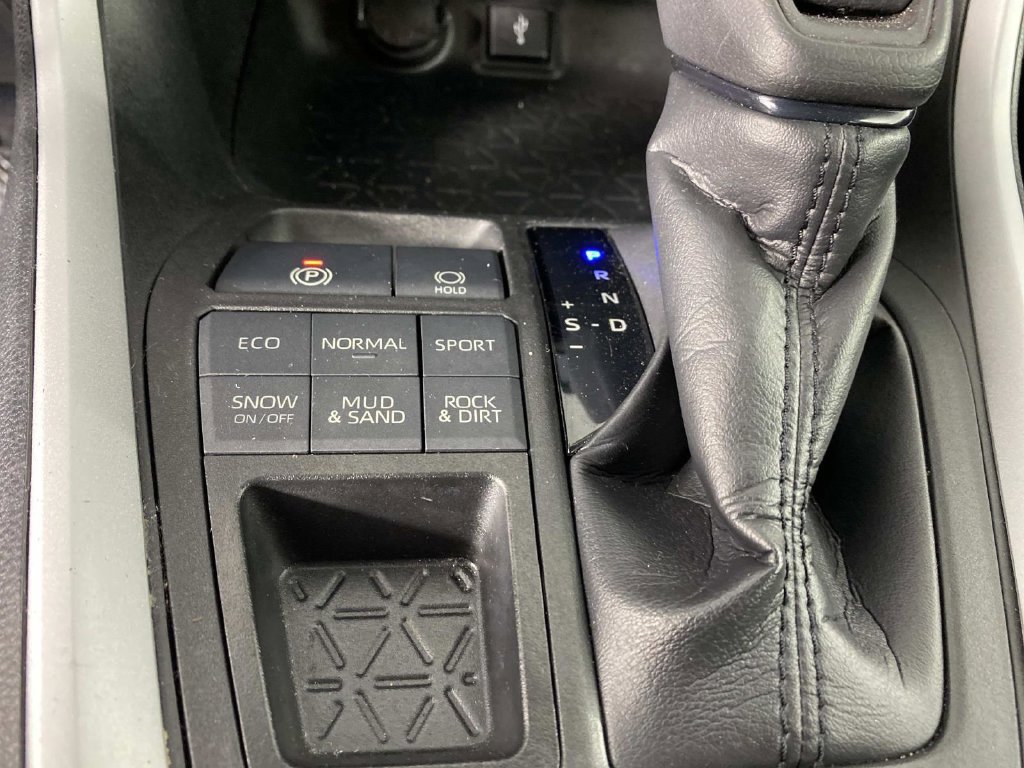 Used 2020 Toyota RAV4 LE w/ All Weather Liner Package AWD/4WD image 21