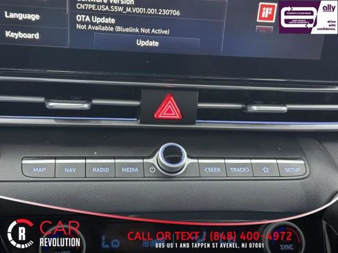 Used 2024 Hyundai Elantra Limited image 32