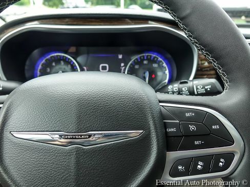 Used 2024 Chrysler Pacifica Limited FWD image 19