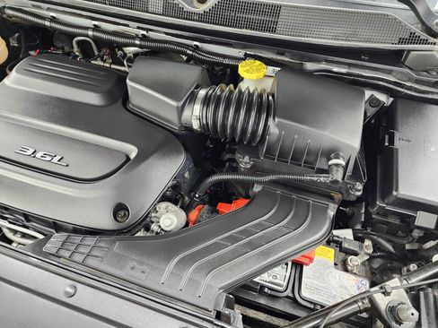 Used 2024 Chrysler Pacifica Touring-L image 20