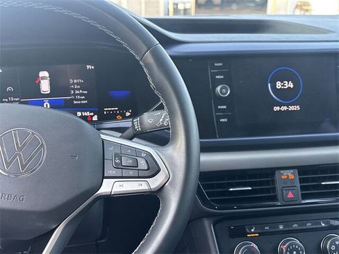 Used 2022 Volkswagen Taos SE w/ Panoramic Sunroof Package image 3