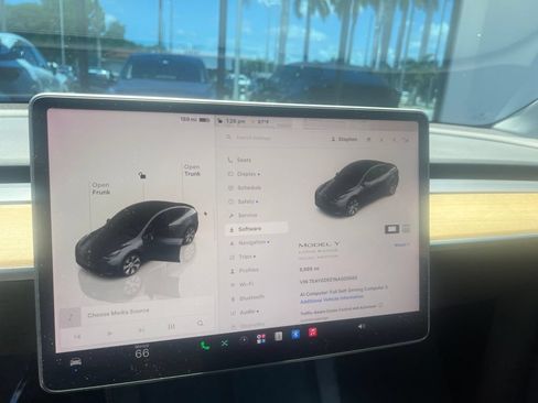 Used 2022 Tesla Model Y Long Range AWD/4WD image 3