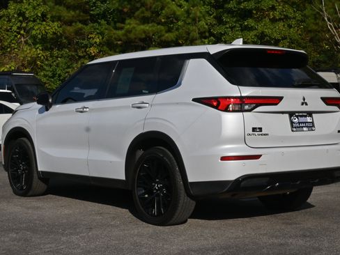 Used 2023 Mitsubishi Outlander SE image 7