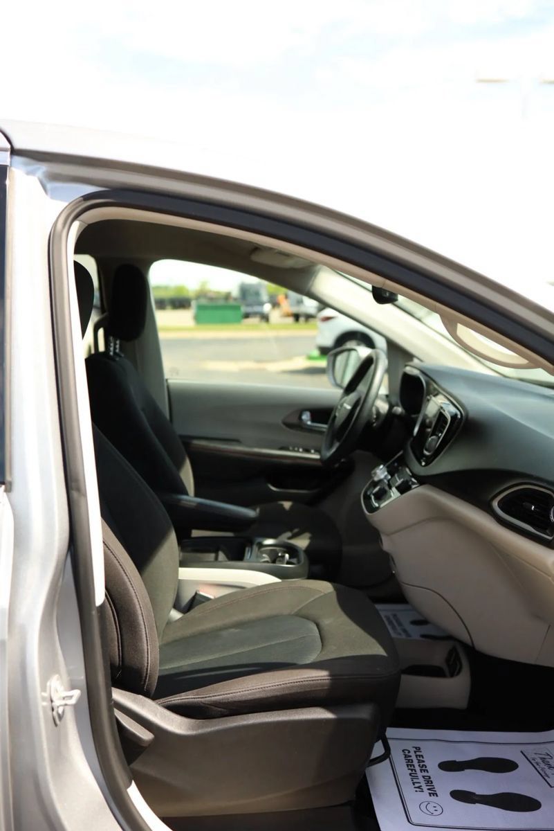 Used 2020 Chrysler Pacifica Touring w/ Advanced Safetytec Group FWD image 45