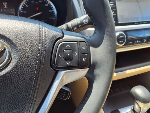 Used 2016 Toyota Highlander Limited FWD image 23
