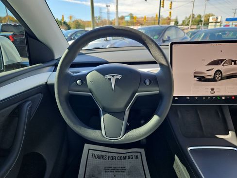 Used 2022 Tesla Model Y Long Range image 7