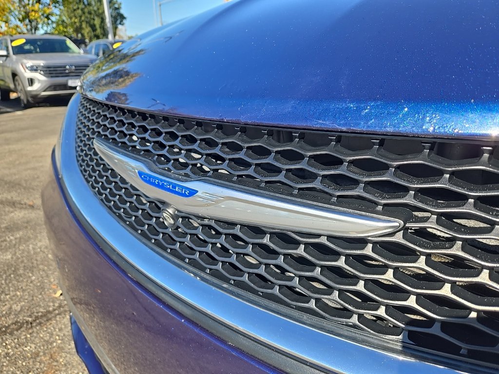 Used 2018 Chrysler Pacifica Limited w/ Tire & Wheel Group FWD image 24