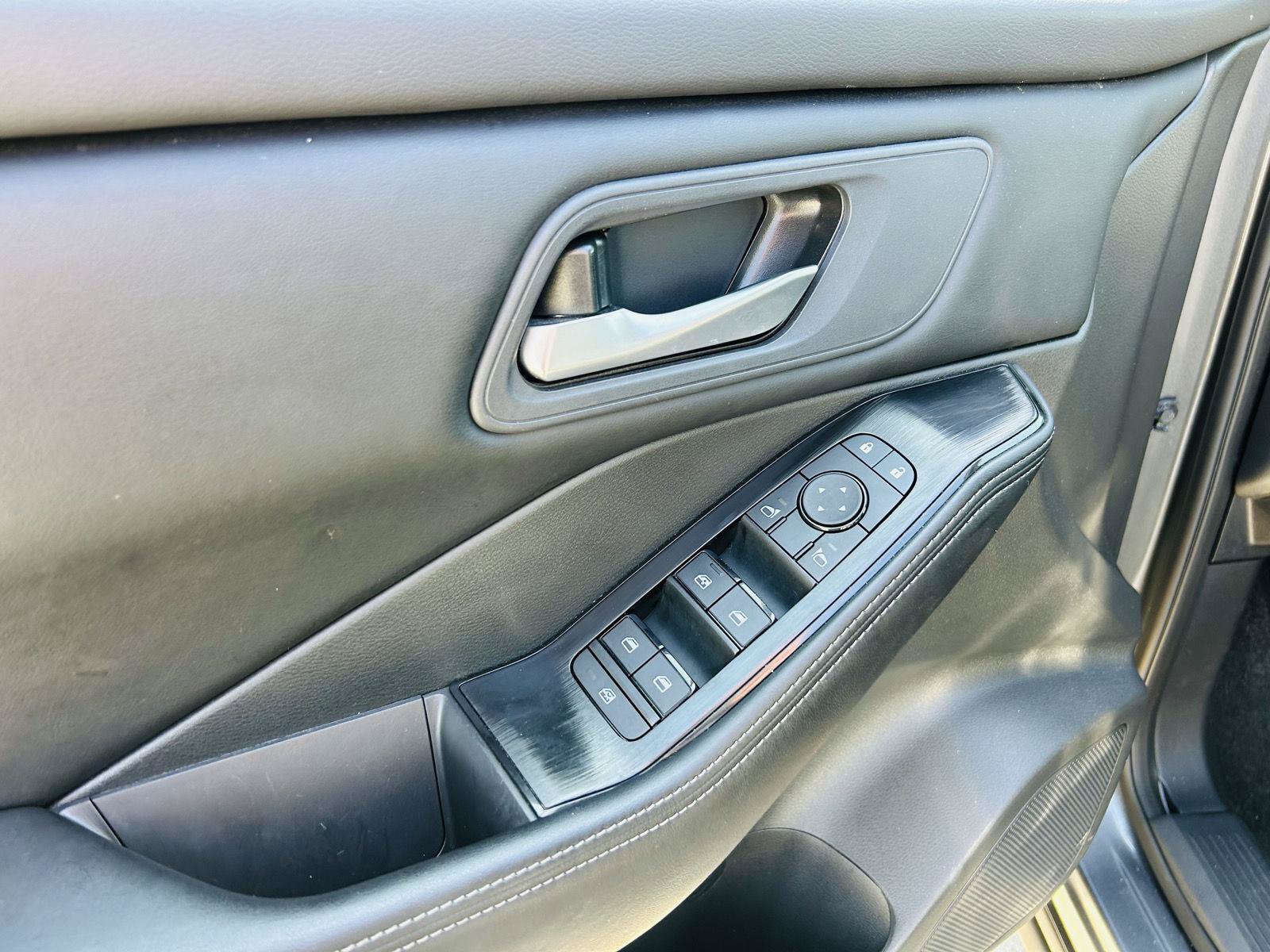 Used 2025 Nissan Rogue SV FWD image 11