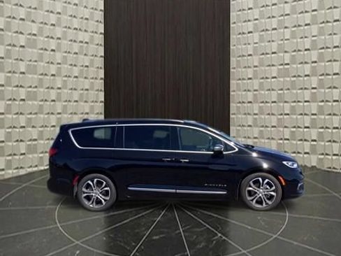 Certified 2024 Chrysler Pacifica Pinnacle FWD image 3