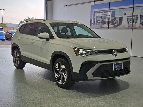 Certified 2025 Volkswagen Taos SE AWD/4WD image 2