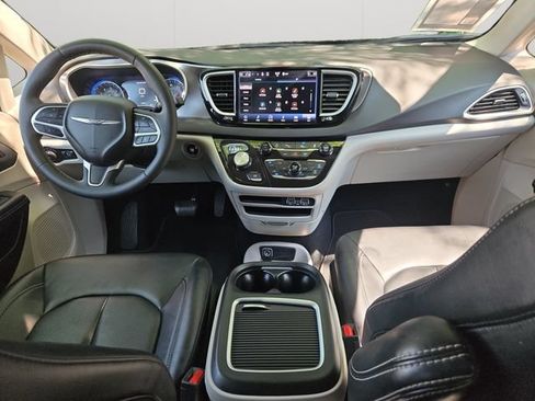Used 2024 Chrysler Pacifica Touring-L FWD image 17