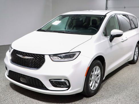 Used 2023 Chrysler Pacifica Touring-L FWD image 32