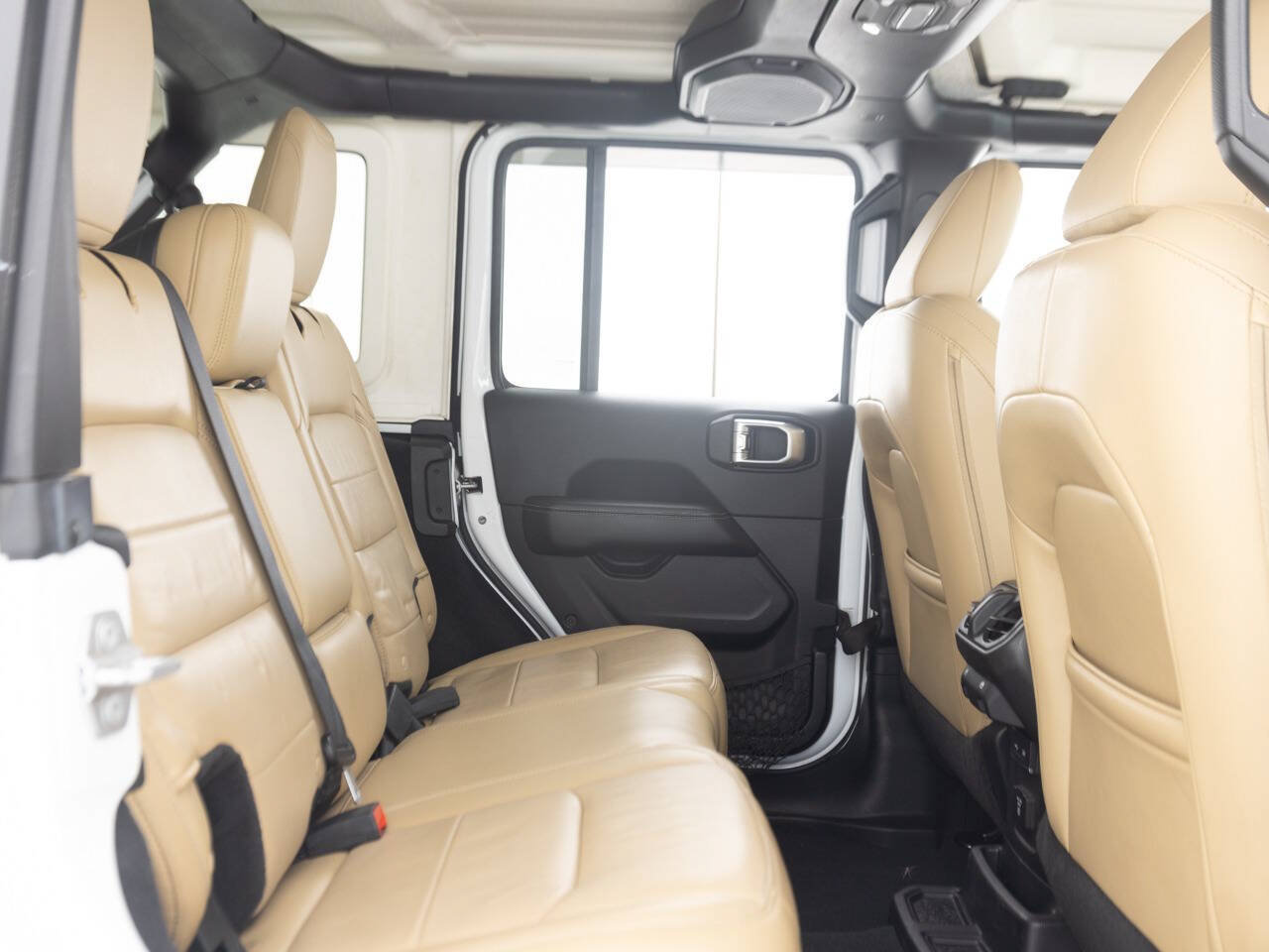 Used 2018 Jeep Wrangler Unlimited Sahara AWD/4WD image 31