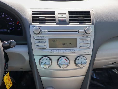 Used 2011 Toyota Camry LE FWD image 17
