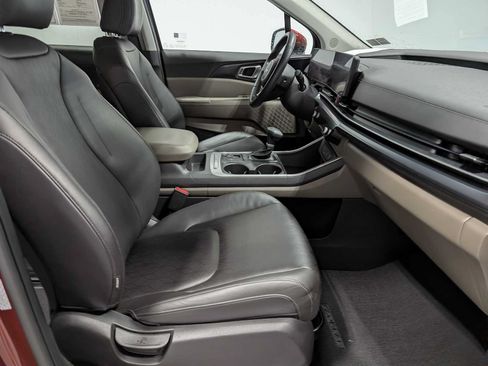 Used 2025 Kia Carnival FWD image 44