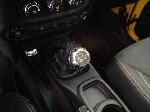 Used 2015 Jeep Wrangler Rubicon w/ Power Convenience Group AWD/4WD image 24