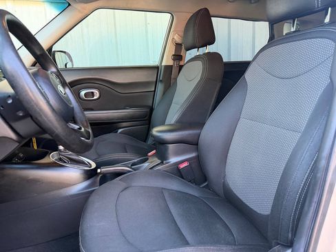 Used 2017 Kia Soul + FWD image 12
