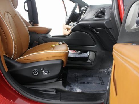 Used 2025 Chrysler Pacifica Pinnacle image 26