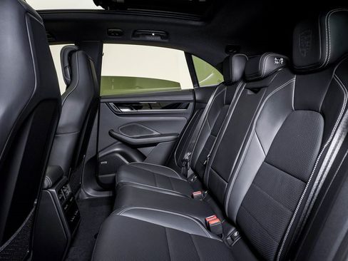 New 2025 Porsche Macan 4S Electric image 17