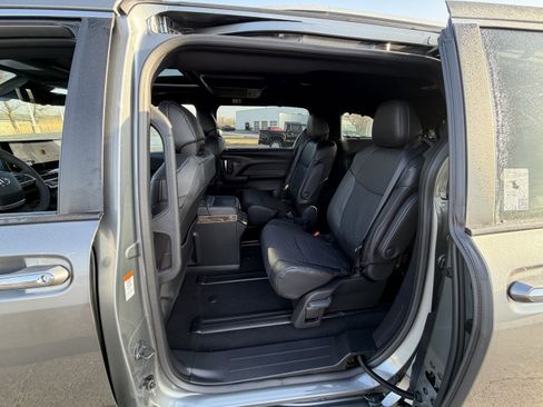 Used 2026 Toyota Sienna Platinum image 10