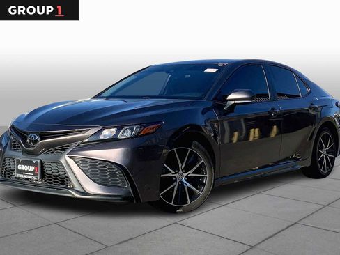 Used 2022 Toyota Camry SE image 1
