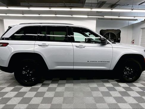 Used 2024 Jeep Grand Cherokee Altitude AWD/4WD image 15