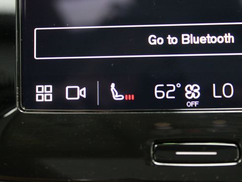 Used 2025 Volvo XC40 B5 Plus image 36