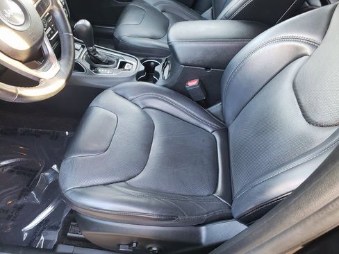 Used 2019 Jeep Cherokee Limited image 12