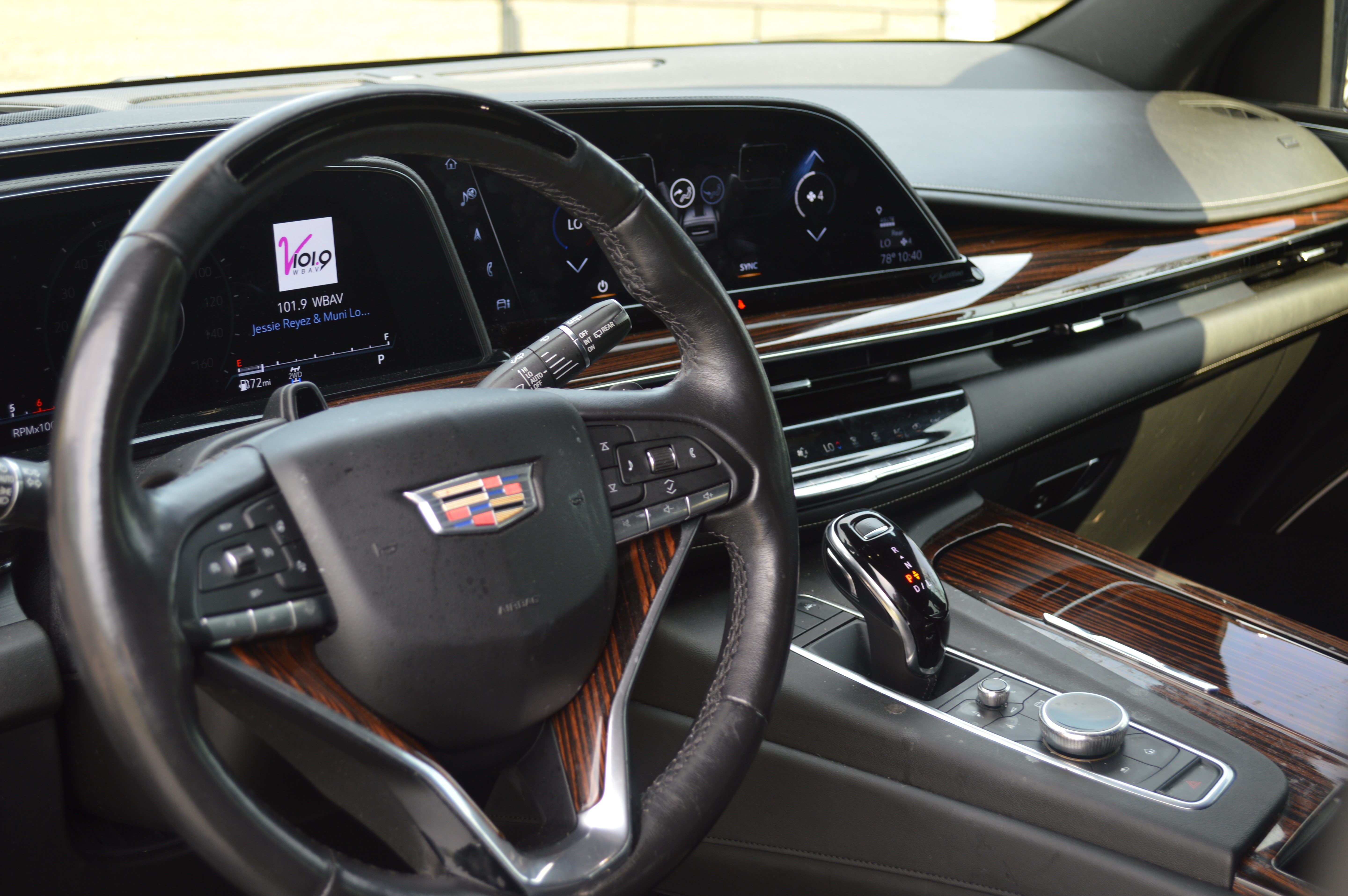Used 2022 Cadillac Escalade Premium Luxury w/ Performance Package AWD/4WD image 23