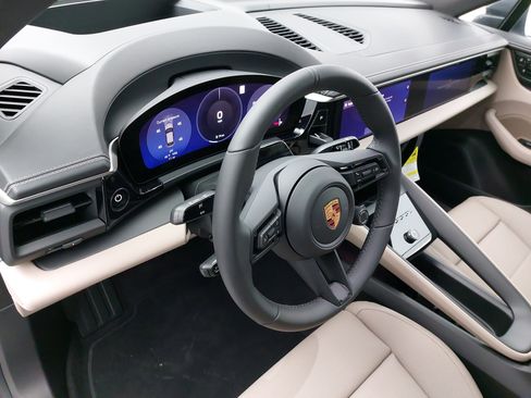 New 2026 Porsche Macan 4 Electric image 18