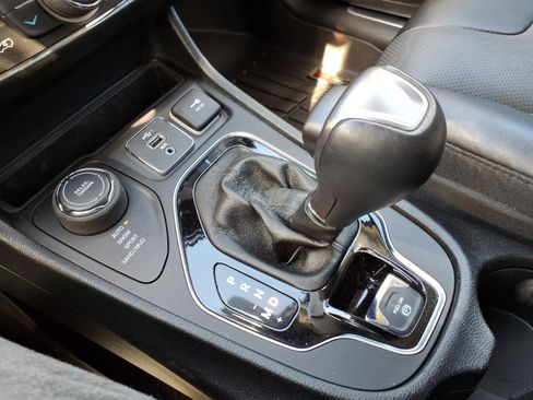 Used 2020 Jeep Cherokee Limited AWD/4WD image 19