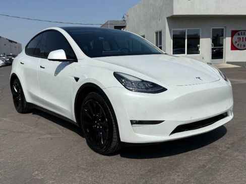 Used 2022 Tesla Model Y Long Range AWD/4WD image 1