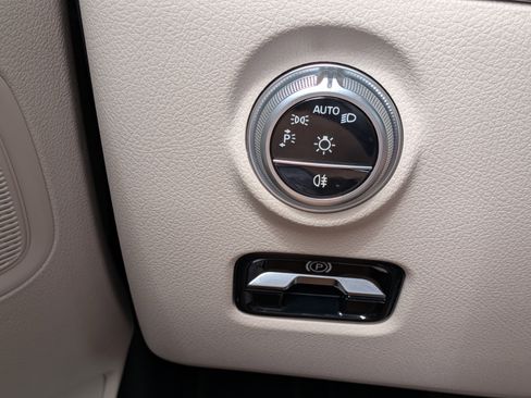 Used 2025 Mercedes-Benz C 300 Sedan image 23