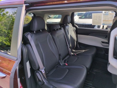 Used 2023 Kia Carnival LX FWD image 39