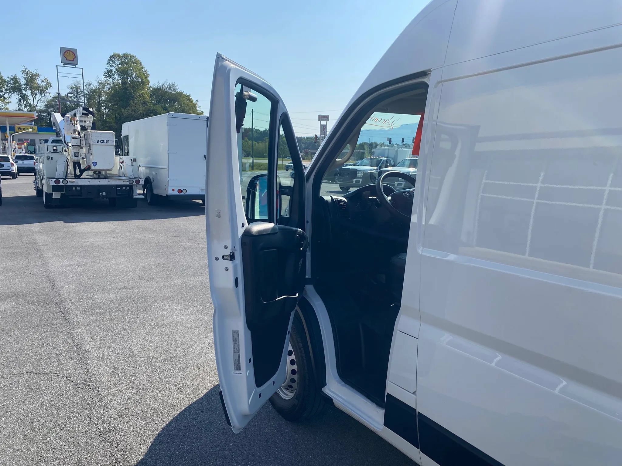 Used 2024 RAM ProMaster 2500 w/ Convenience Group FWD image 7