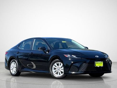 Used 2025 Toyota Camry LE image 2