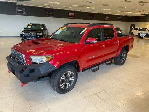 Used 2018 Toyota Tacoma TRD Sport image 3