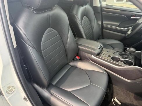 Used 2022 Toyota Highlander XLE FWD image 11