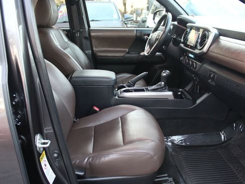 Used 2017 Toyota Tacoma Limited image 22