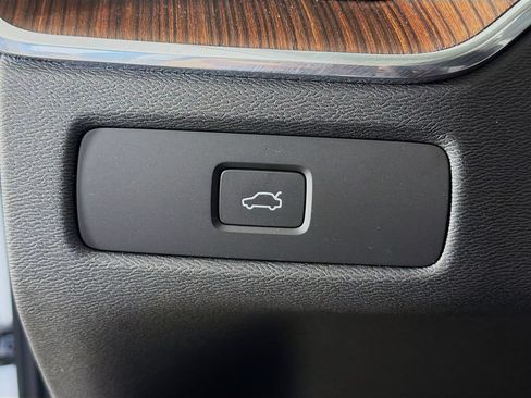 Used 2023 Volvo XC60 B5 Plus AWD/4WD image 10
